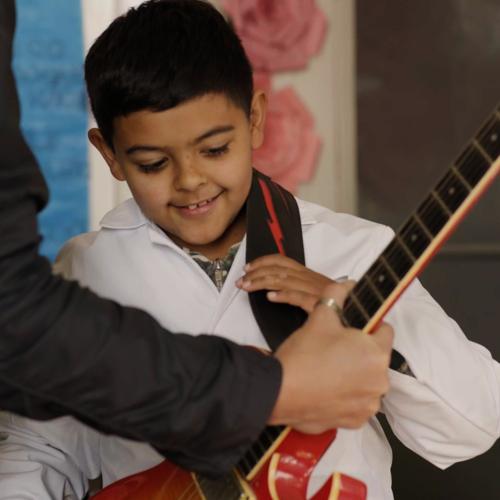 Projecció de la pel·lícula "Una canción para mi tierra".